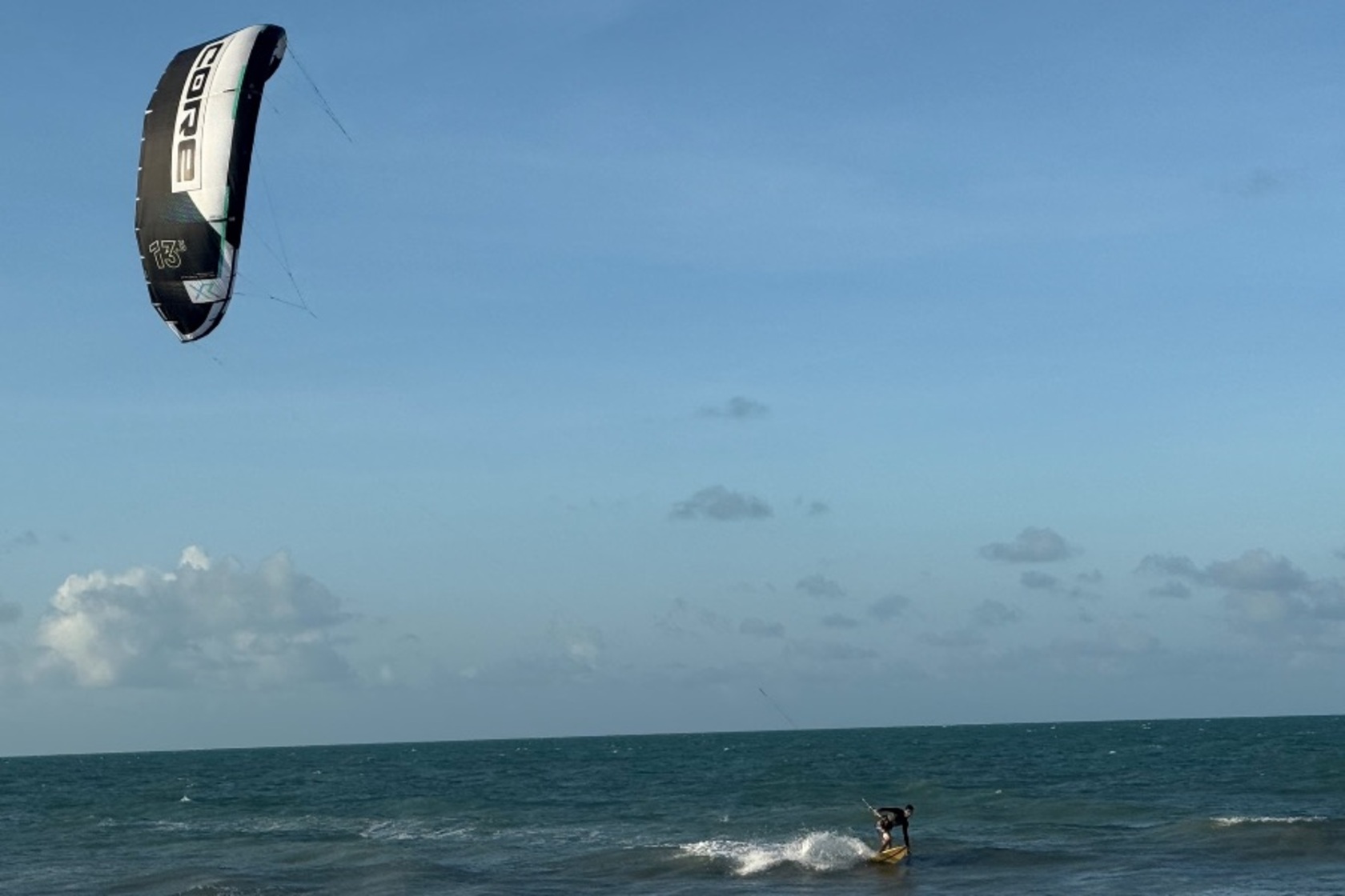 Seppi kitesurft de kust af voor Tim