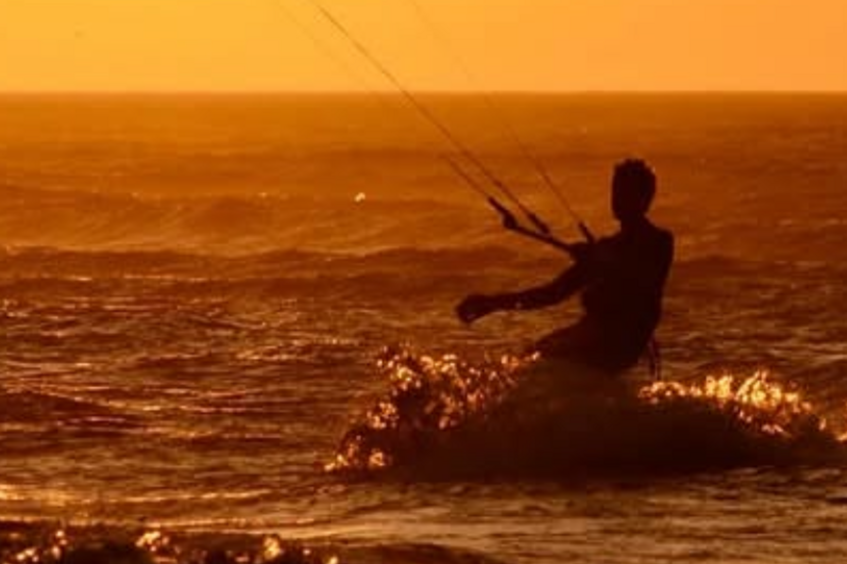 Thomas kitesurft de hele Belgische kust af