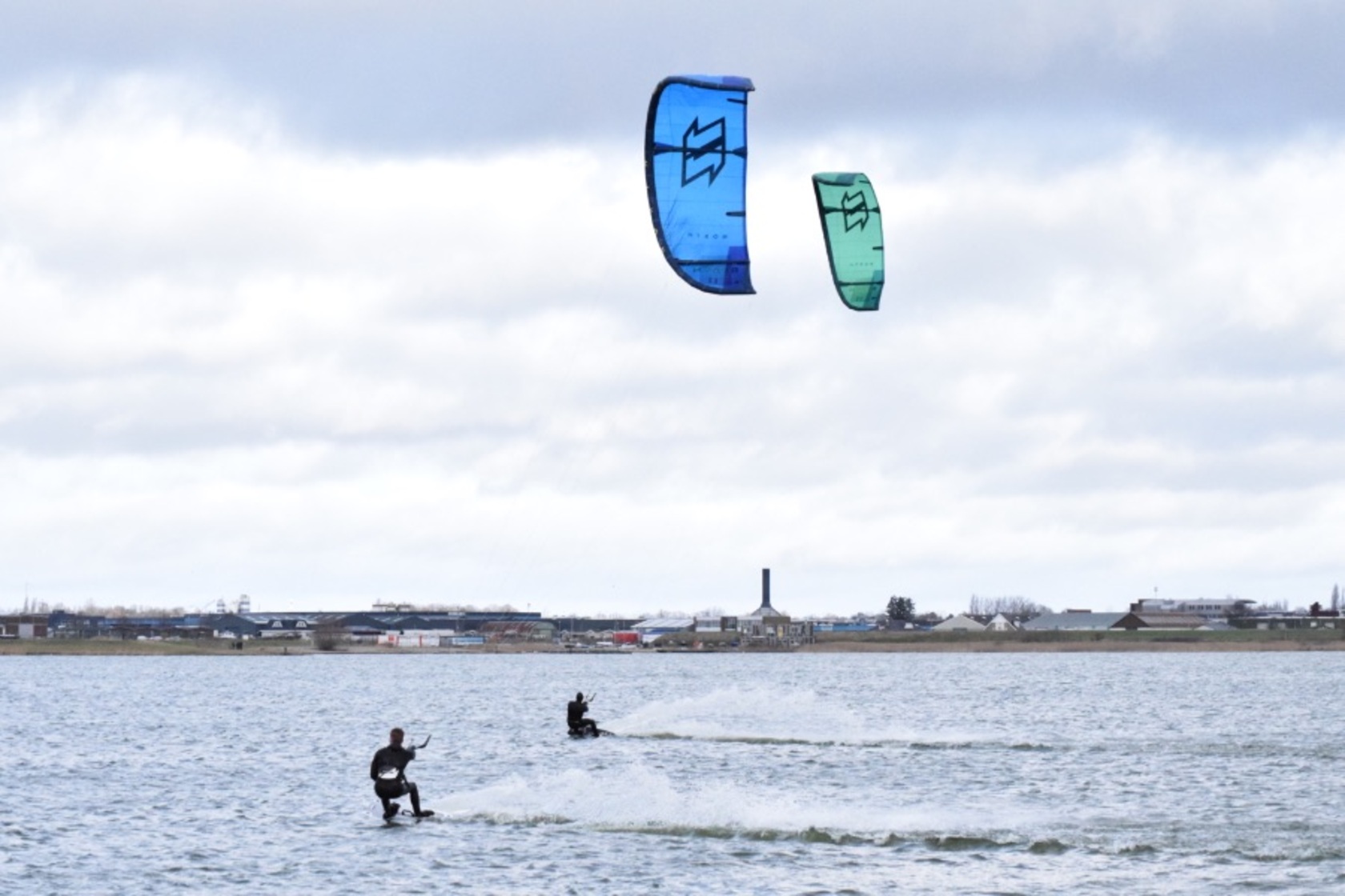 Joren kitesurft van De Panne naar Zeebrugge