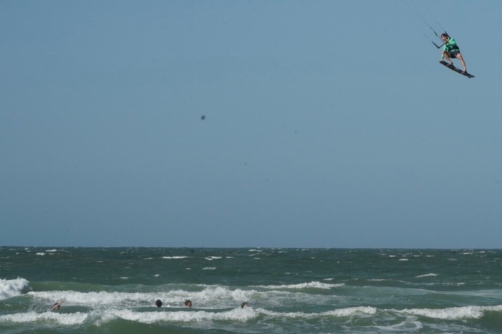 Michiel kitesurft van De Panne naar Zeebrugge